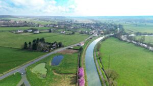 Photo aérienne de Champvert avec vue sur le canal en premier plan et sur la commune en second plan