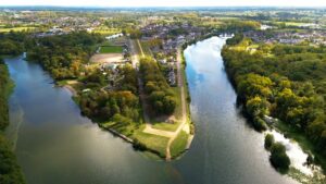 Vue aérienne de Decize avec en premier plan la pointe des halles et le centre-ville en fond.