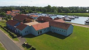 Vue des locaux de la communauté de communes avec le port en fond