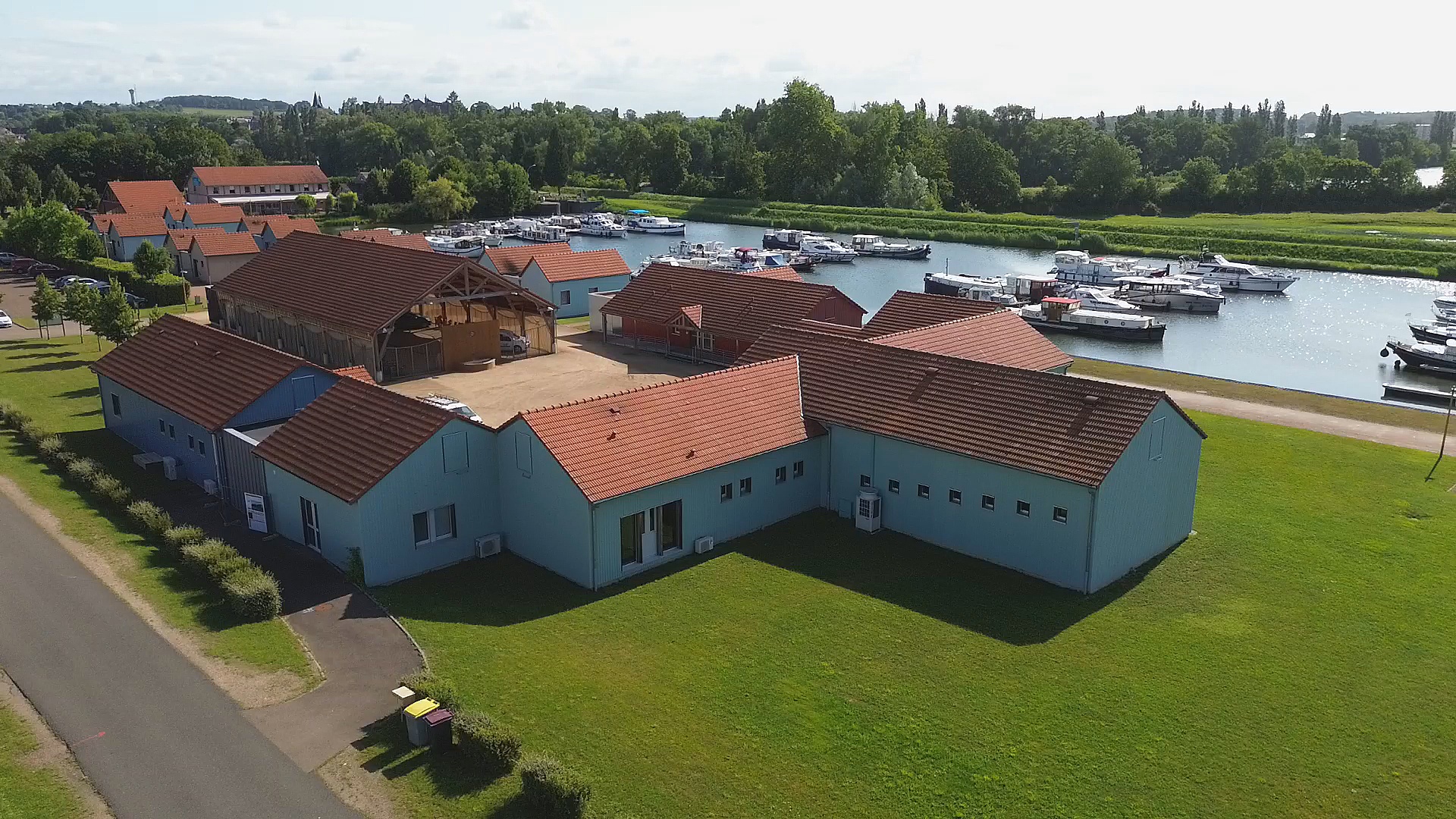 Vue des locaux de la communauté de communes avec le port en fond