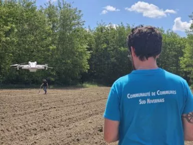 agents Sud Nivernais Communauté en train de tracé le labyrinthe de Caqueret
