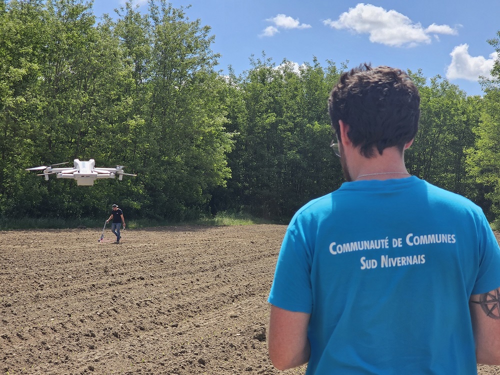agents Sud Nivernais Communauté en train de tracé le labyrinthe de Caqueret