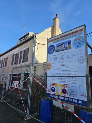 Photo du panneau de chantier en premier plan et l'Hôtel de l'Agriculture derrière