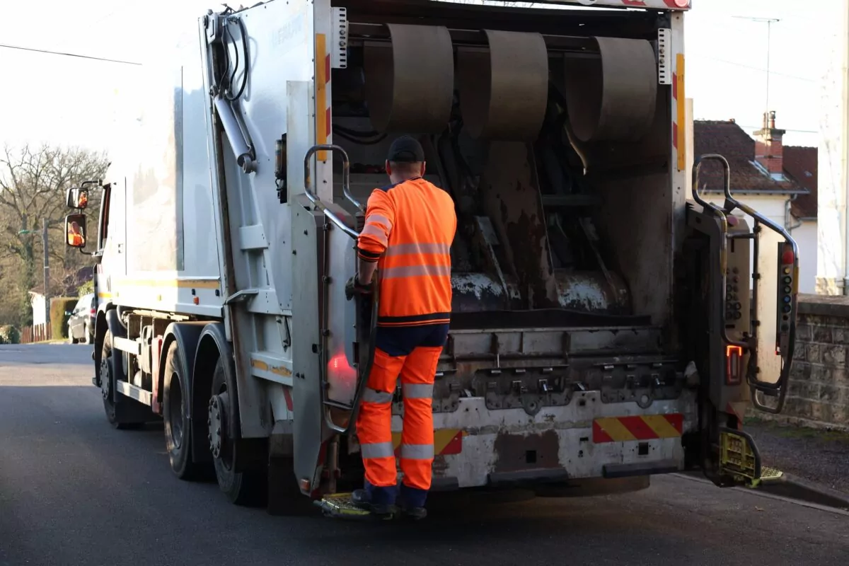 sdma collecte des déchets avec camion de poubelle