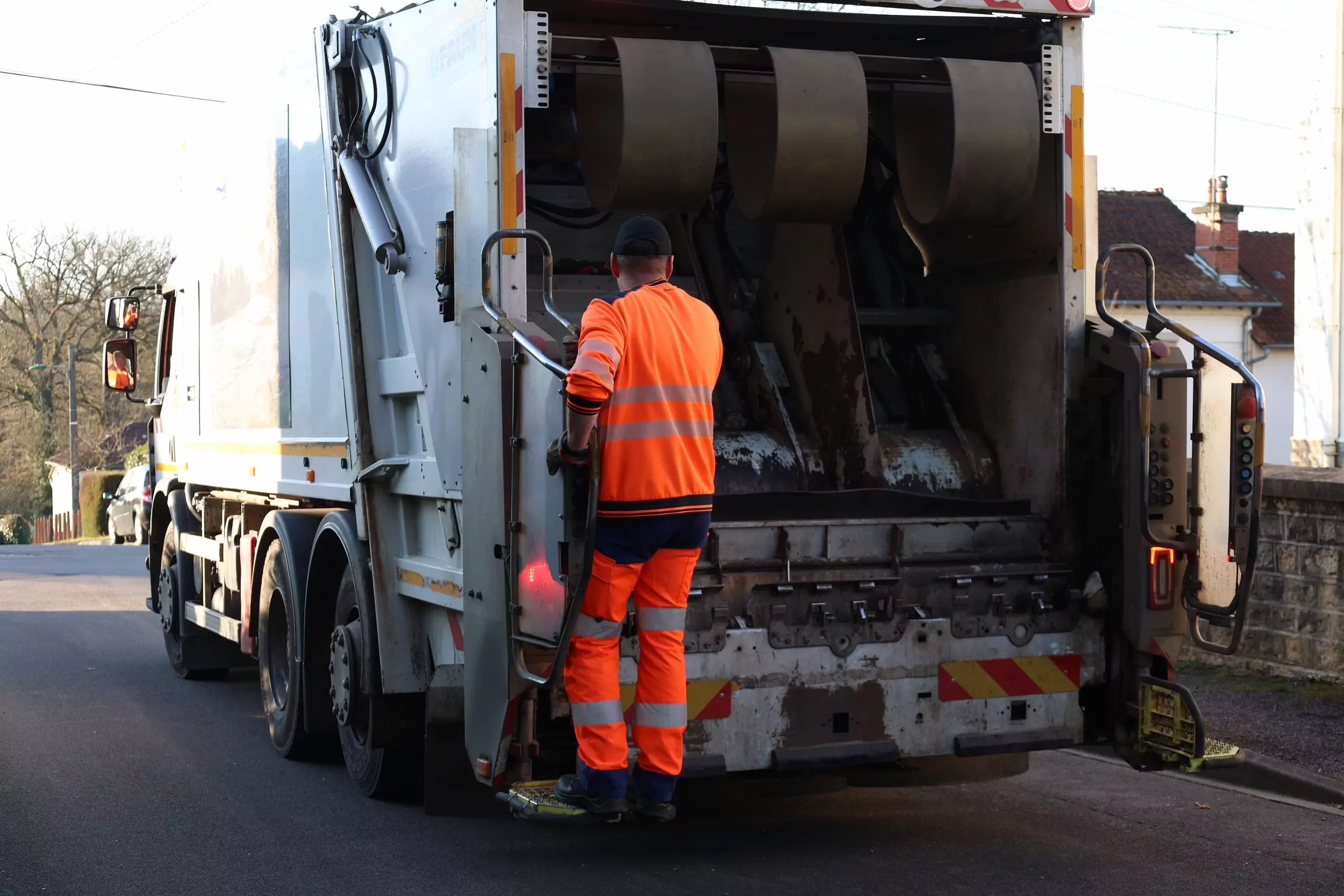sdma collecte des déchets avec camion de poubelle