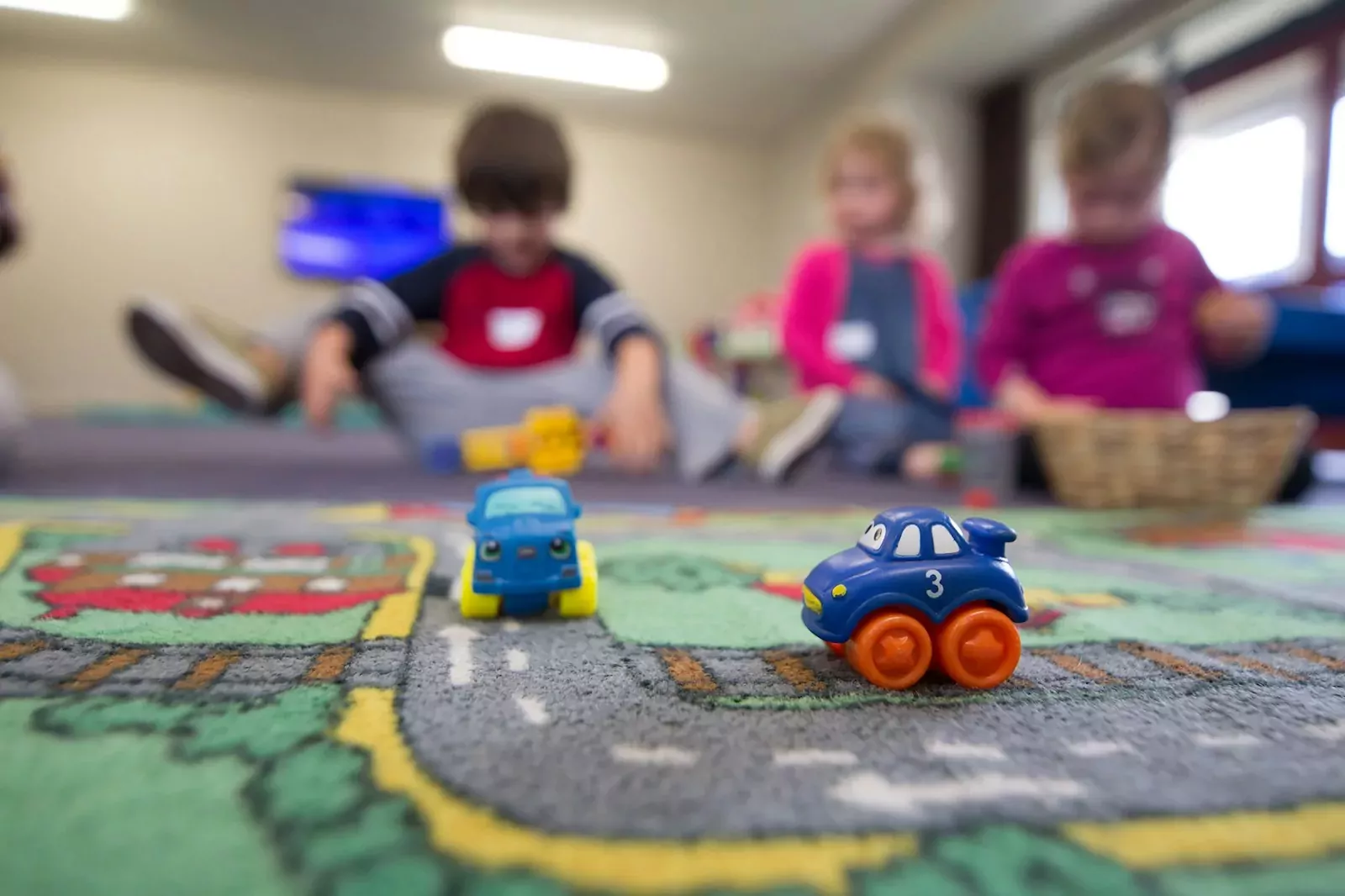 un groupe d'enfant dans la creche